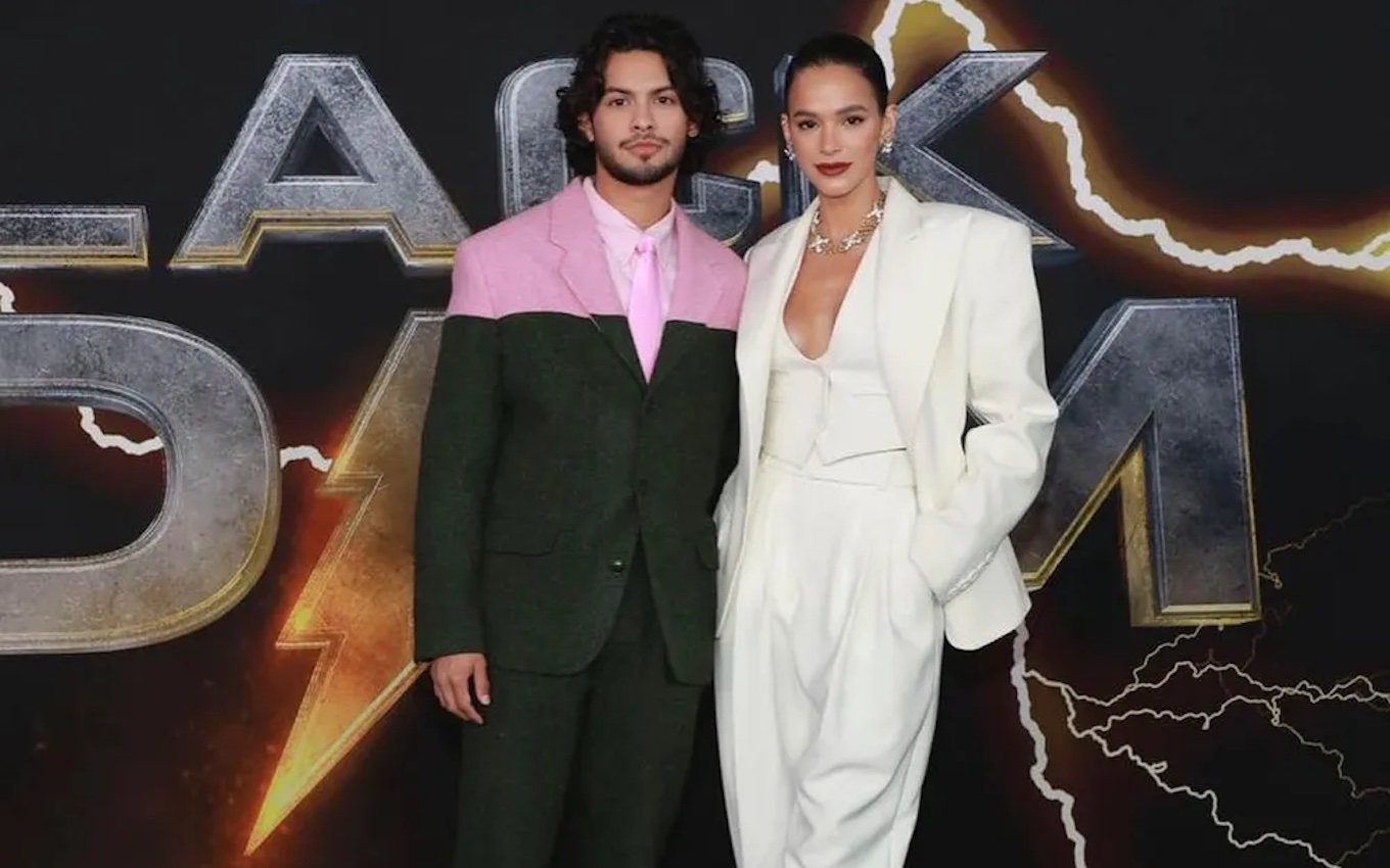 É casal ou não é? Bruna Marquezine causa em festa de gala com Xolo