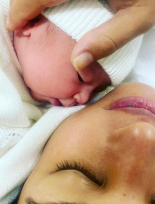 Yanna Lavigne segura Amélia após parto