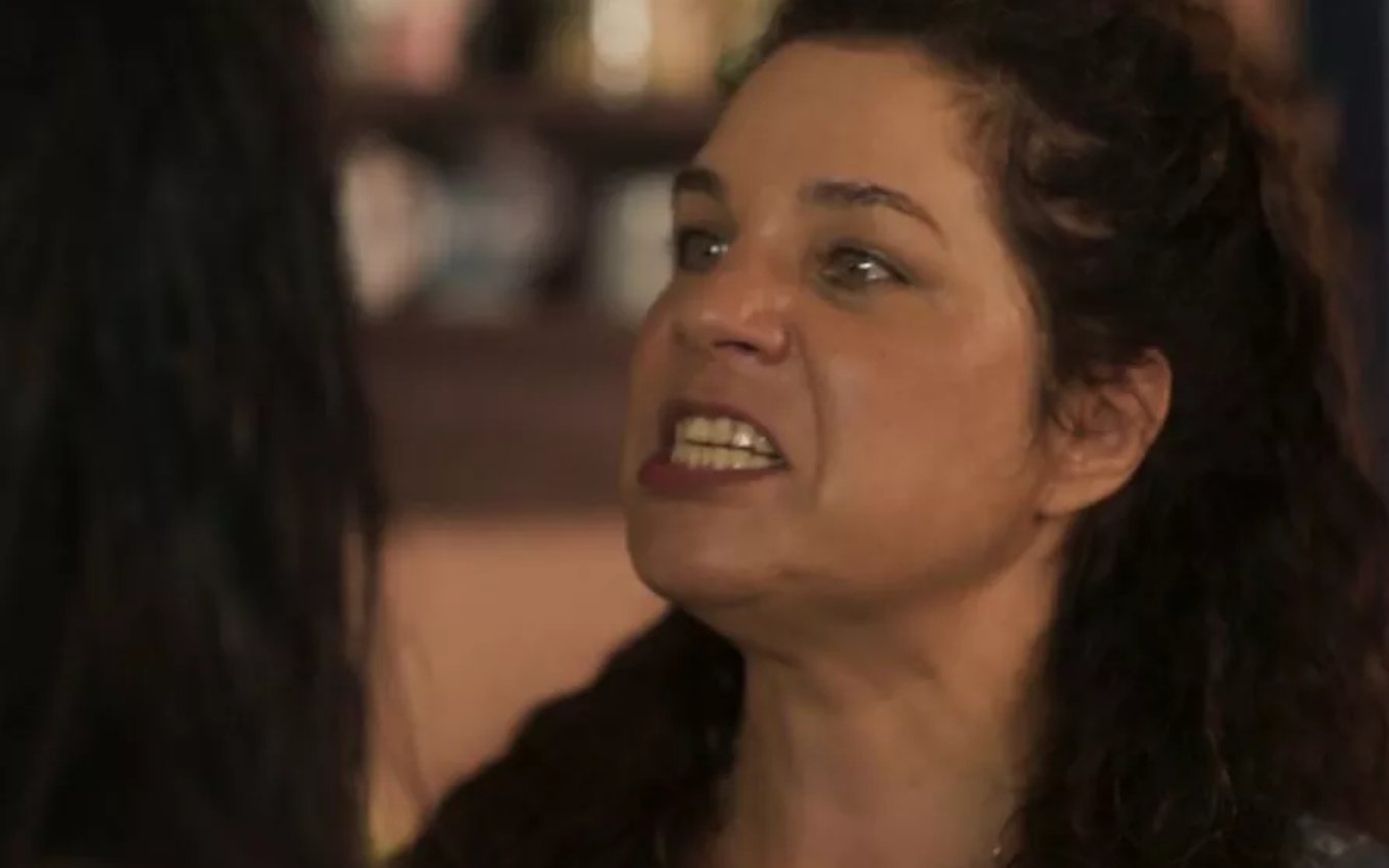 Isabel Texeira, a Maria Bruaca, com expressão de raiva em cena de Pantanal