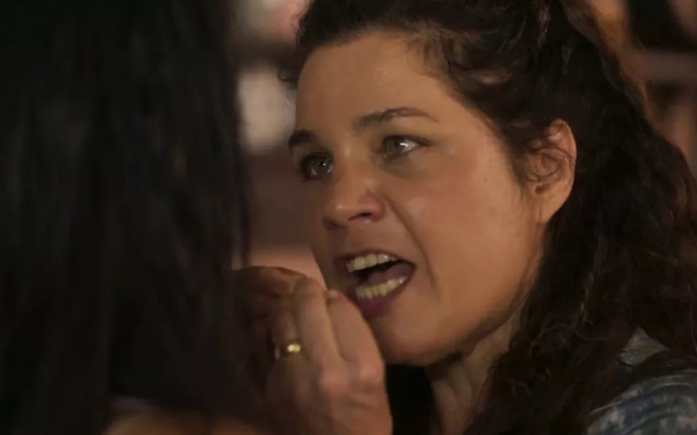 A atriz Isabel Teixeira caracterizada como Bruaca com expressão de ódio em cena de Pantanal