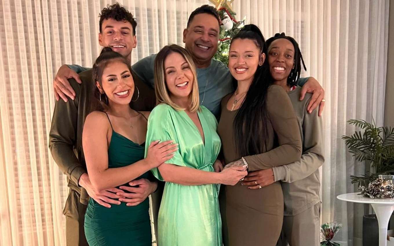 Carla Perez E Xanddy Recebem Namorada Da Filha Em Festa De Natal É Amor · Notícias Da Tv