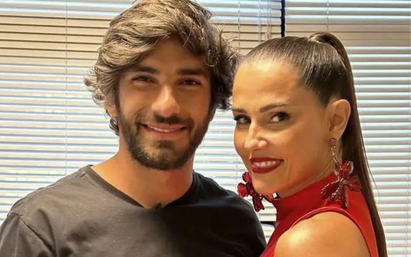 Hugo Moura e Deborah Secco sorridentes