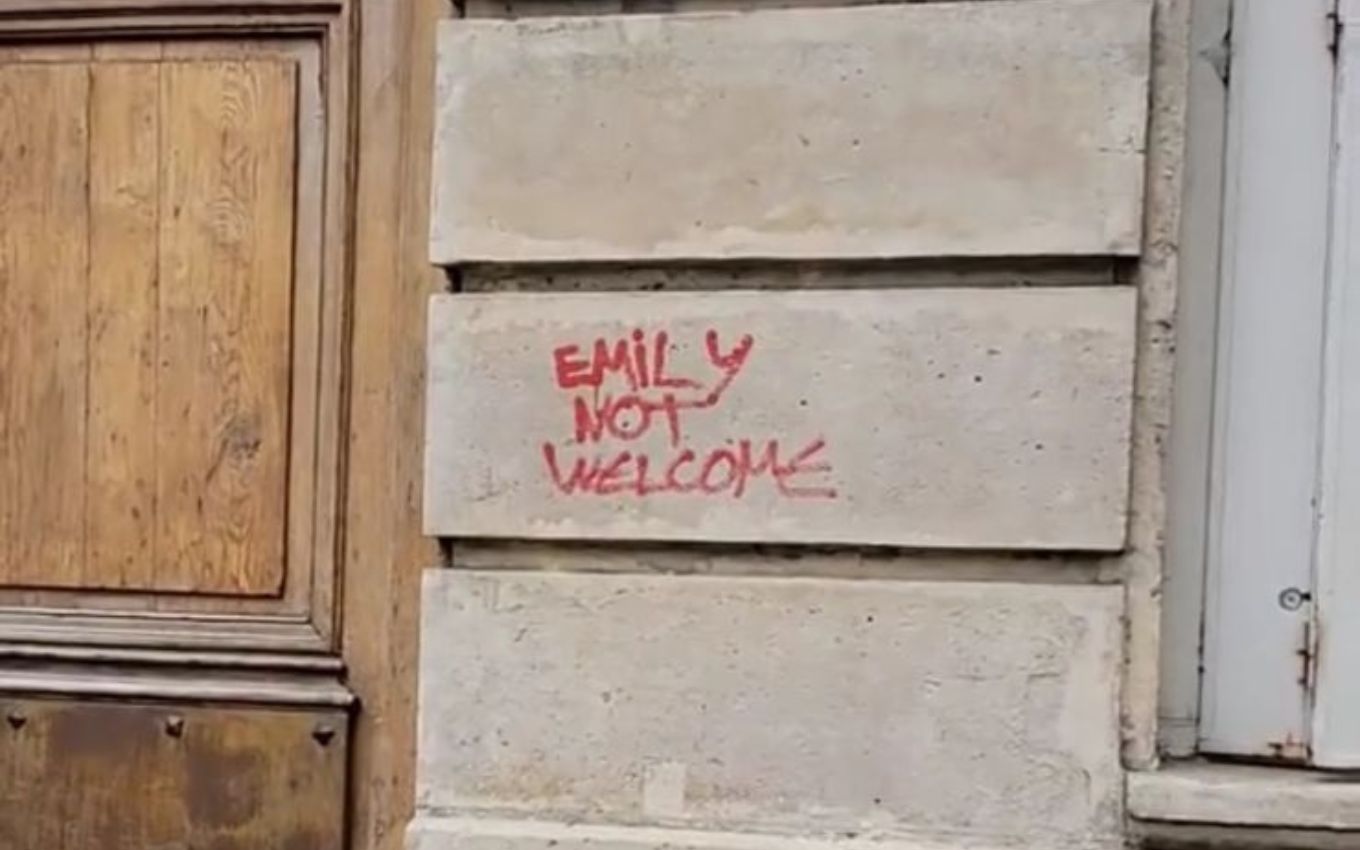 Locação de Emily em Paris foi pichada