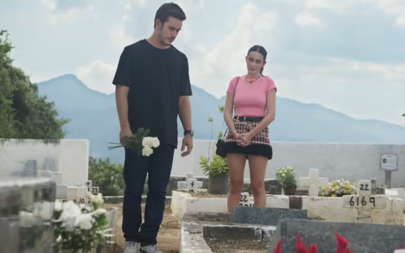 Filipe Bragança e Valentina Herszage em cemitério