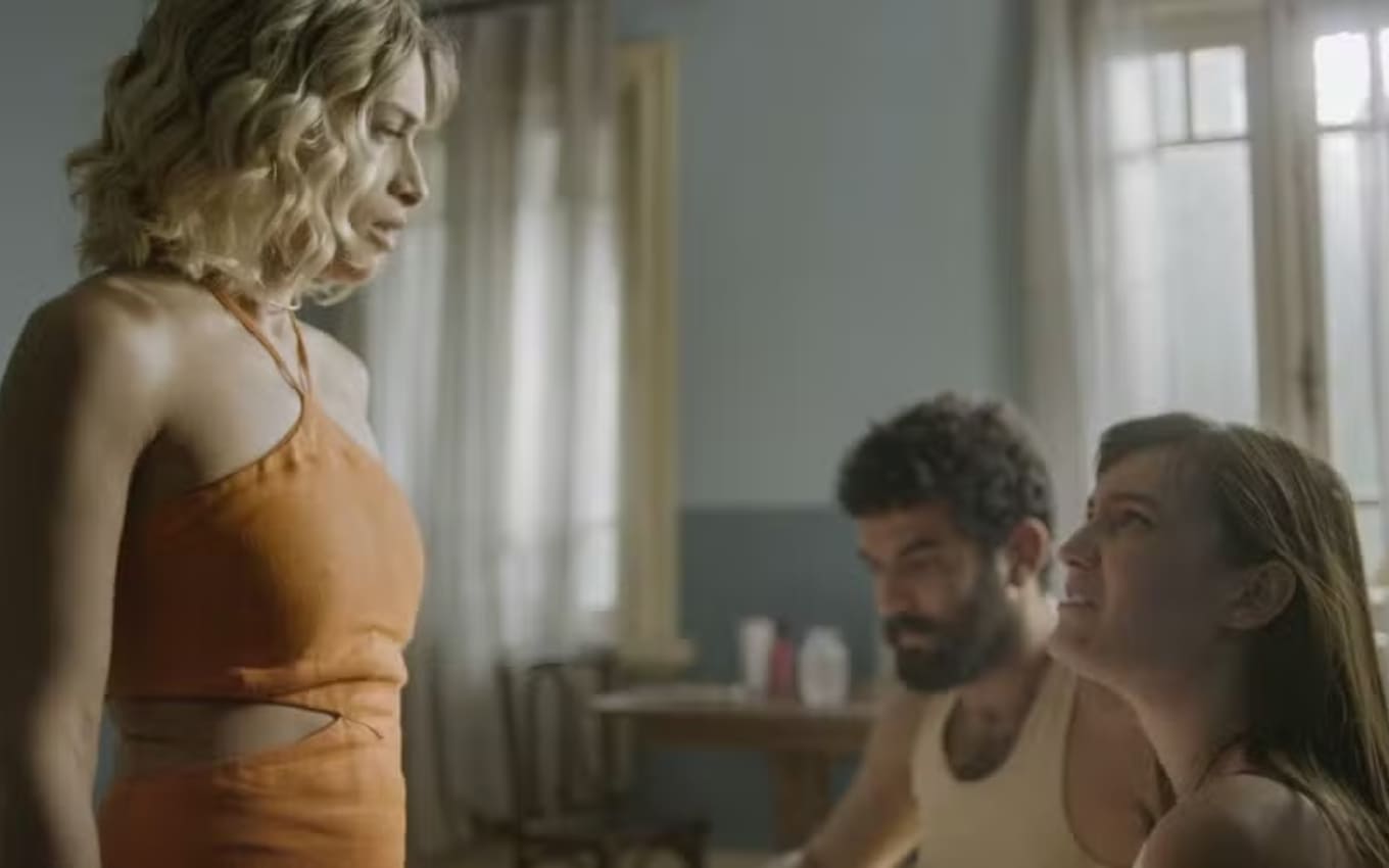 Blandina (Luisa Arraes) vê Zé Beltino (Igor Fortunato) e Dracena (Nina Tomsic)