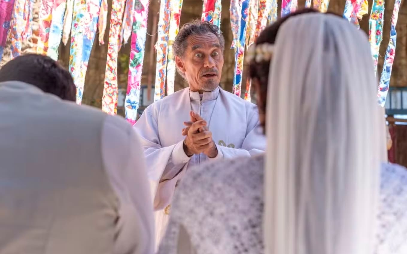 Padre Santo (Chico Diaz) abençoa casamento de José Inocêncio e Santinha