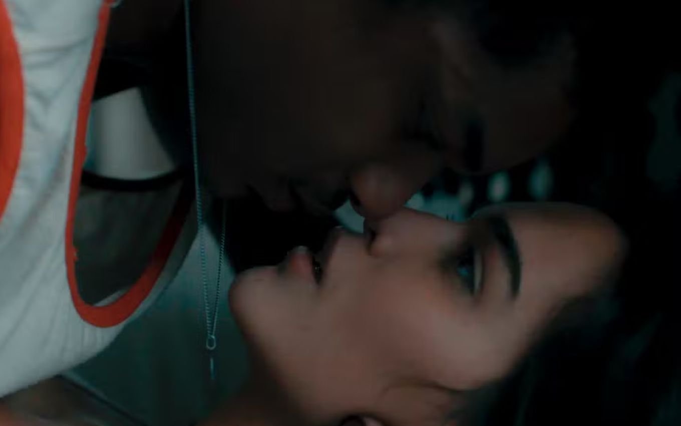 Juan Paiva, o João Pedro, beija Theresa Fonseca, a Mariana, em cena de Renascer