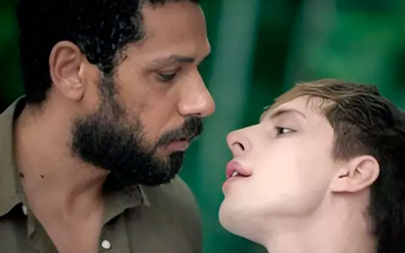 El actor revela que el beso de Kelvin y Ramiro fue «real» en Terra e Paixão · Noticieros TV