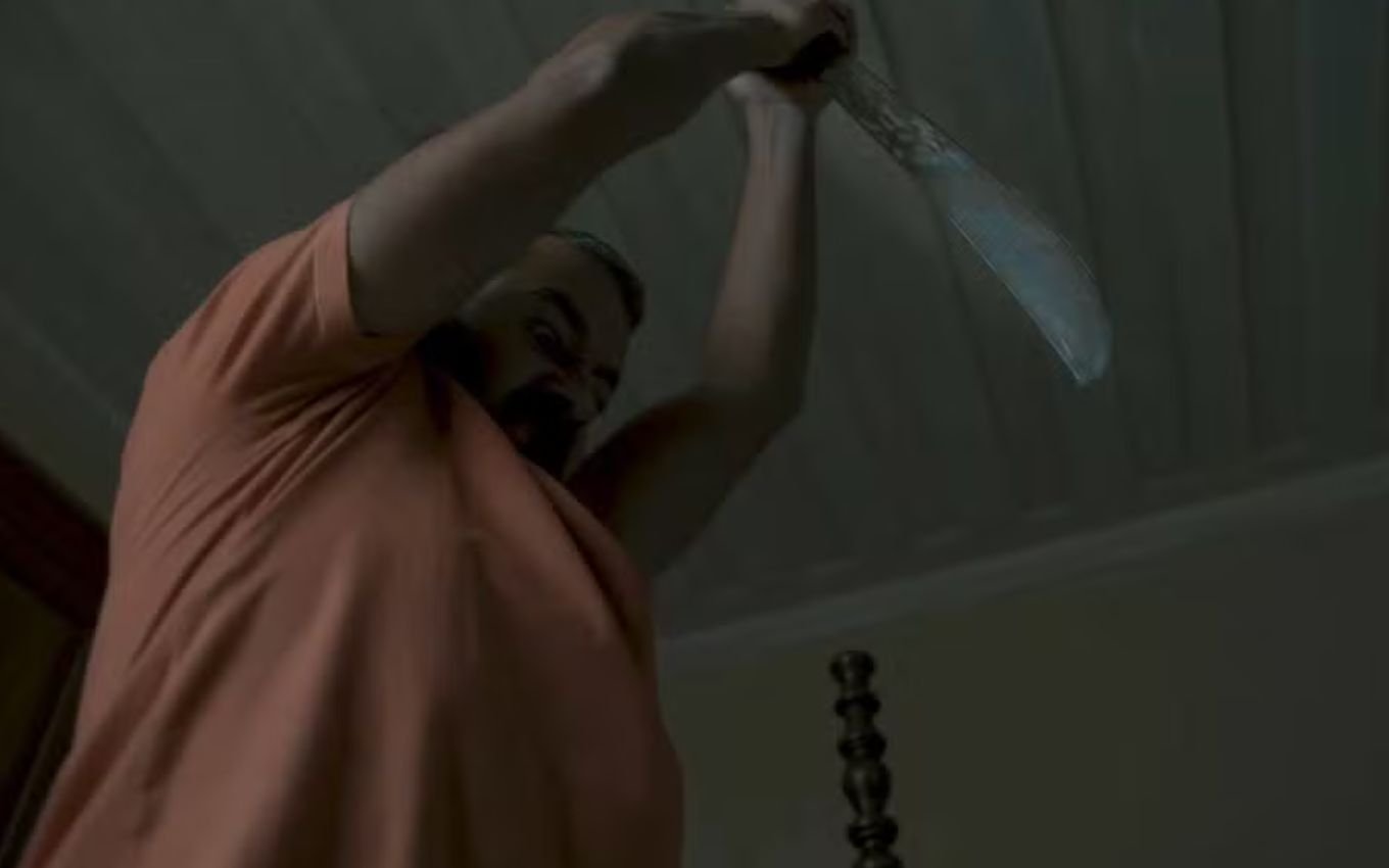 Marcos Palmeira como José Inocêncio ergue um facão em cena de Renascer