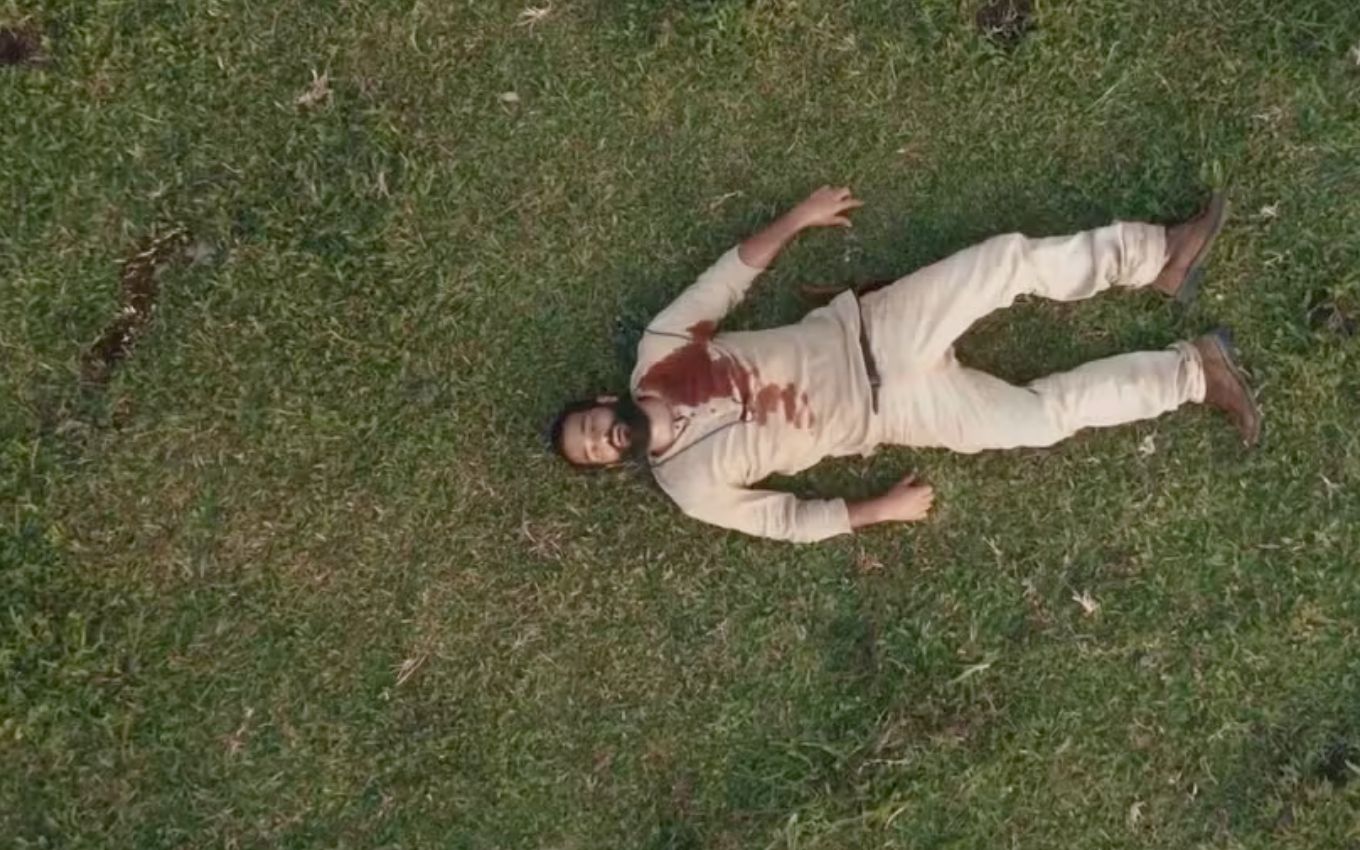 O ator Humberto Carrão como José Inocêncio, caído no chão, após ter levado um tiro em cena de Renascer