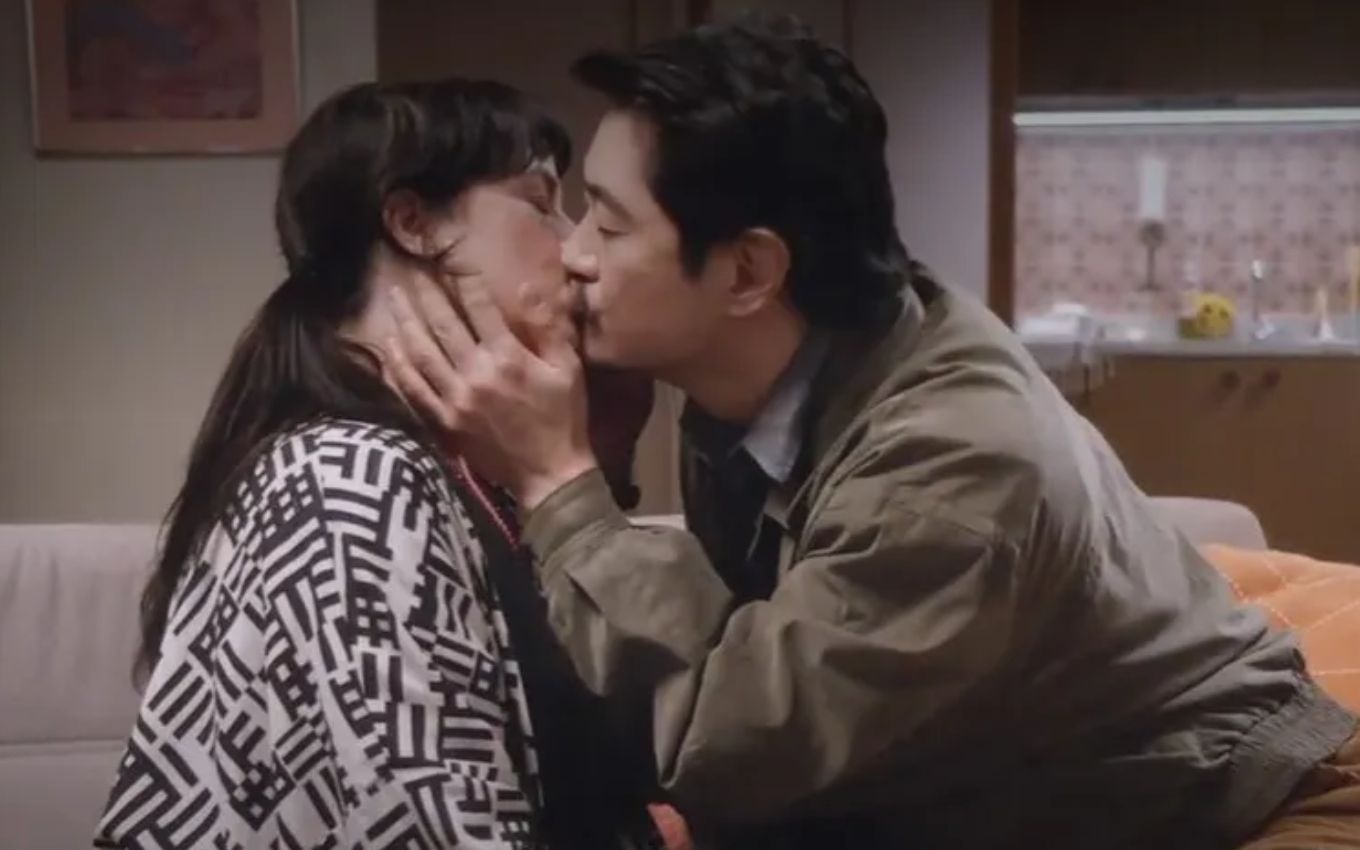 Karine Teles beija Chao Chen em cena da novela