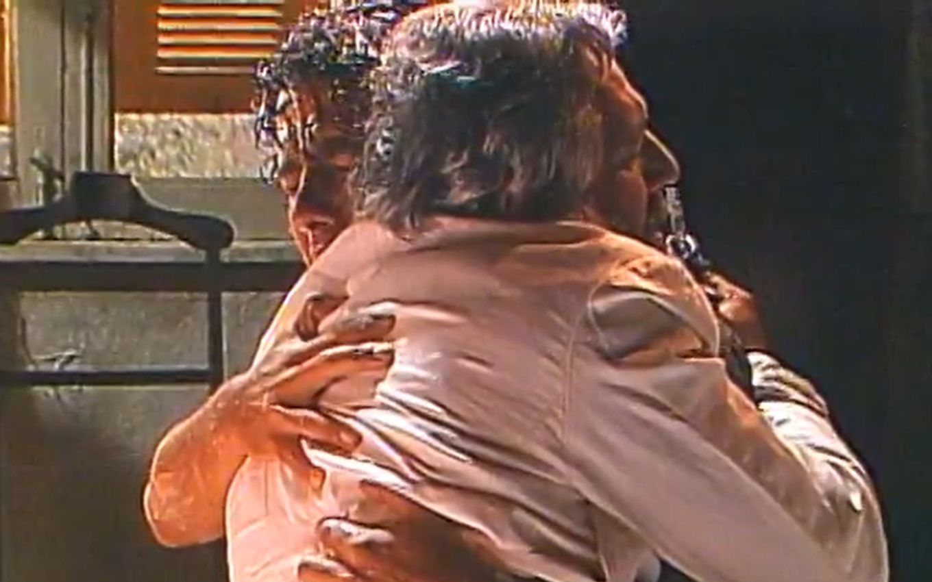 Marcos Palmeira abraça Antonio Fagundes em Renascer (1993)