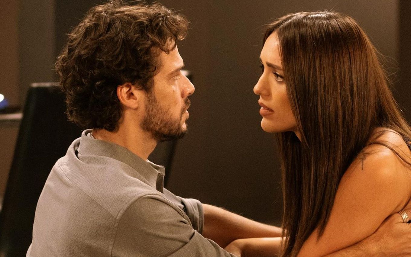 Jayme Matarazzo contracena com Rafa Kalliman em cena da novela Família É Tudo