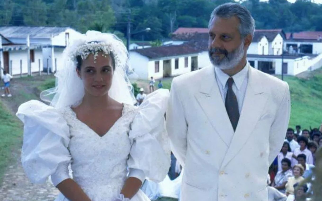 Adriana Esteves e Antonio Fagundes vestidos de noivos