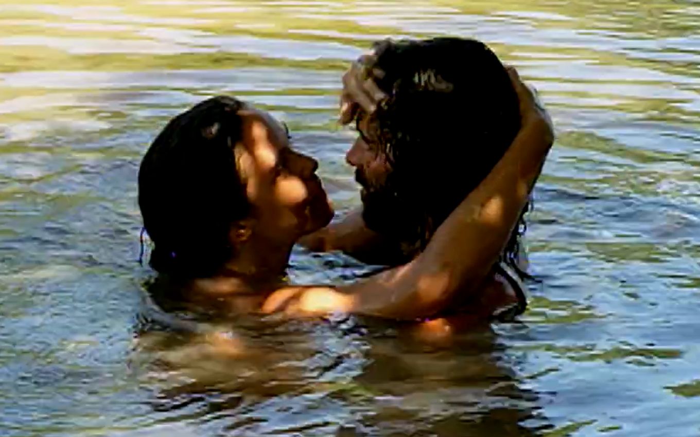 Tereza Seiblitz e Jackyson Costa se abraçam em banho de rio