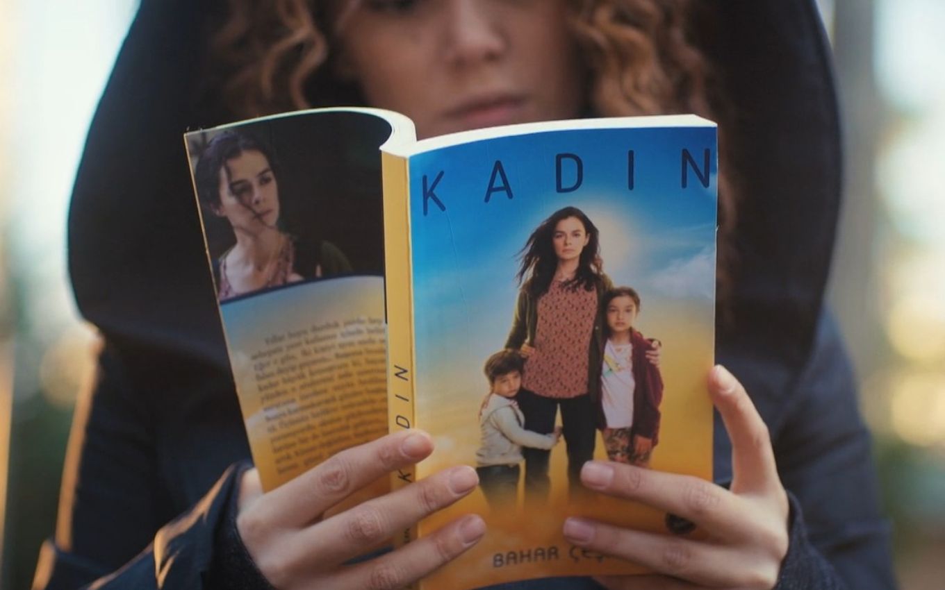 mulher segura livro