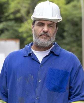 Rodrigo Lombardi com uniforme azul de operário