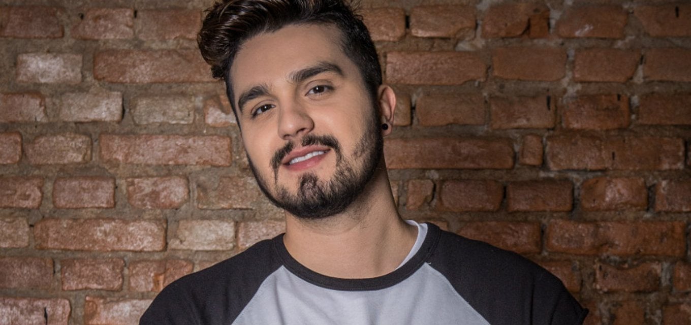 Em Só toca top, Luan Santana chama atenção como apresentador