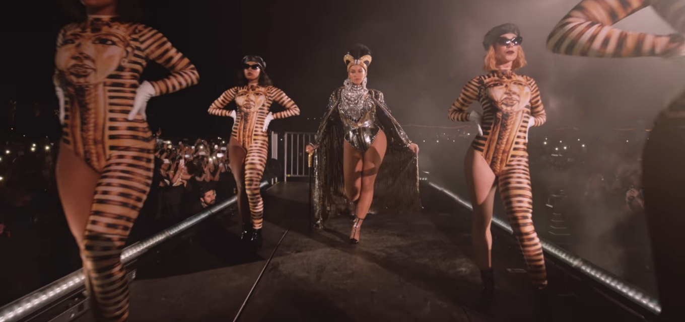 Beyoncé entre bailarinas durante sua apresentação no Coachella, em 2018