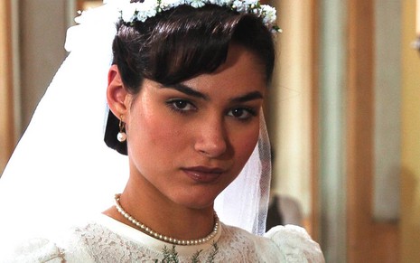 A atriz Fernanda Machado vestida de noiva em Alma Gêmea, com expressão séria
