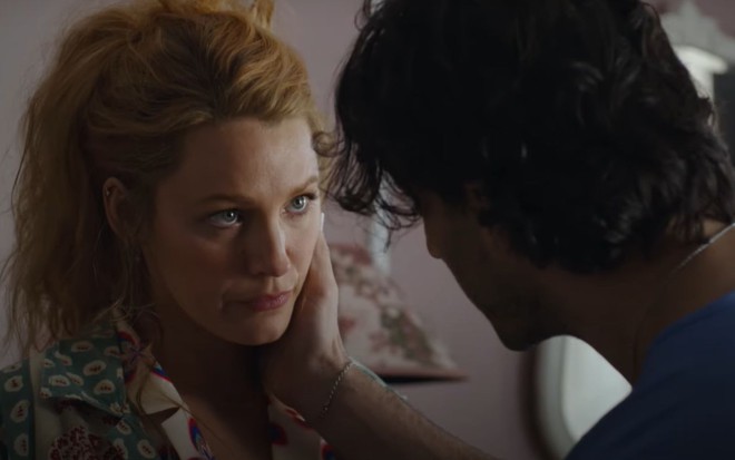 Lily Bloom (Blake Lively) olha com tristeza para Ryle Kincaid (Justin Baldoni), que aparece de costas em trecho do filme É Assim que Acaba