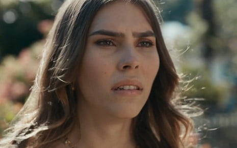 Gabriela Medeiros caracterizada como Buba em cena da novela Renascer