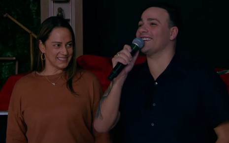 Silvia Abravanel e Gustavo Moura sorriem e cantam nos bastidores do Tá na Hora, no SBT